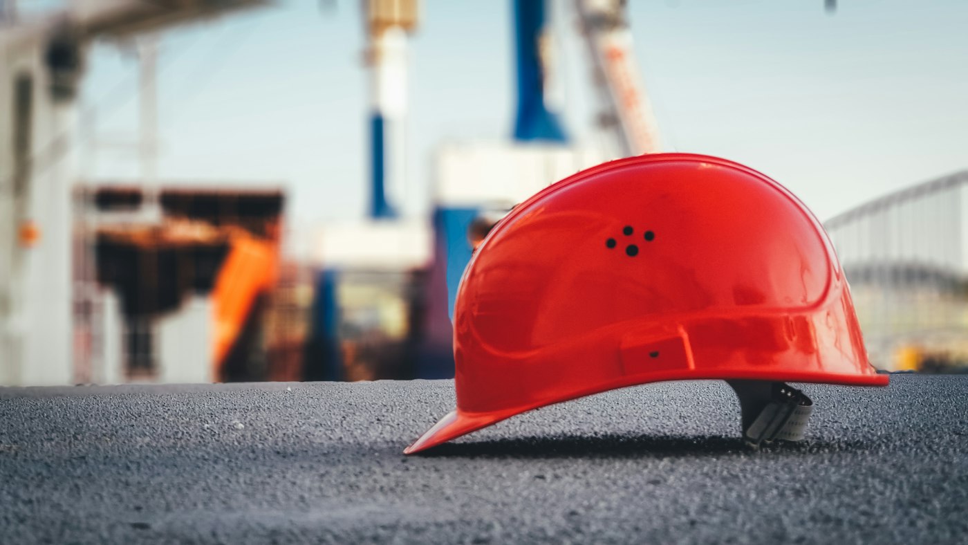 Casque de chantier rouge